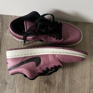 Jordan Womens WMNS Air Jordan 1 Low Magenta